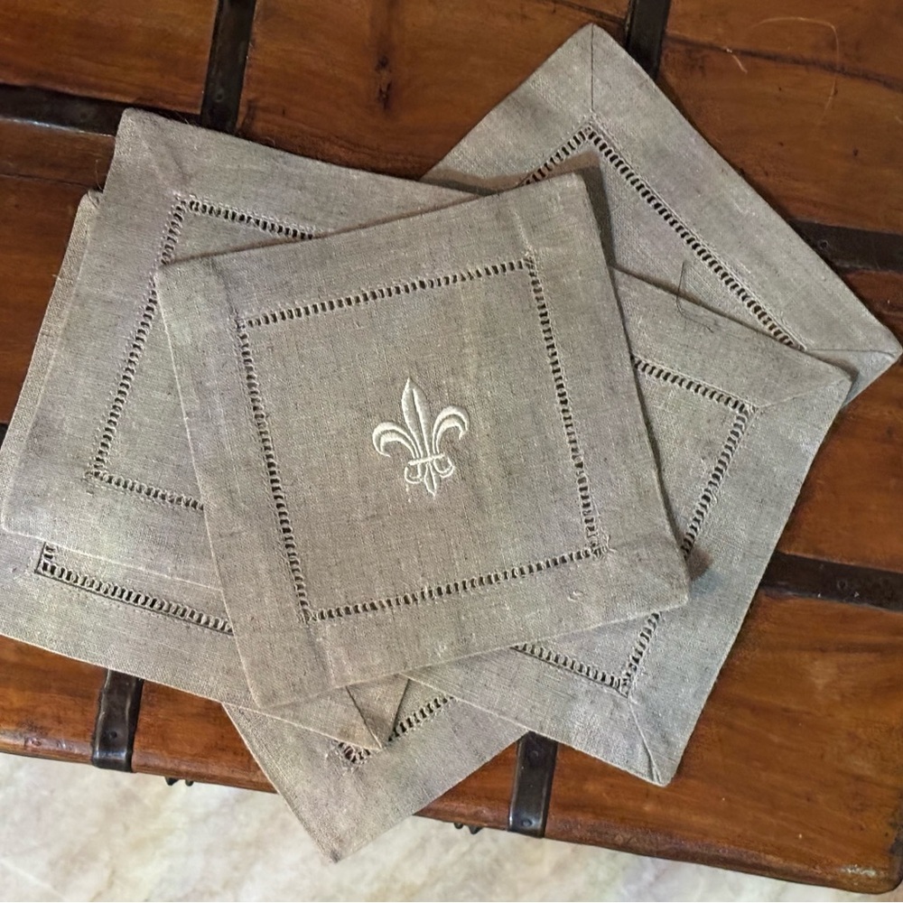Elegant Brown Linen Coasters with Fleur-de-Lis Embroidery (Set of 6) - Picture 4 of 8